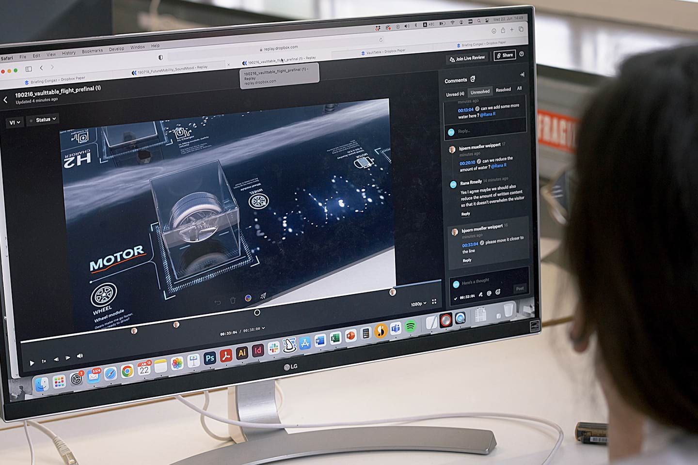 Lo schermo di un computer mostra una persona che lavora al montaggio di un video con Dropbox Replay.