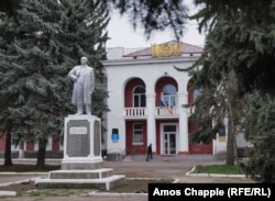 A monument to Lenin in front of the administration building in Vulcanesti.
