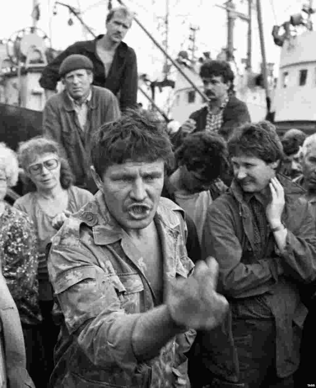Russian fishermen at a rally defending Russia's possession of the Kuriles in the early '90s. A 2016 poll showed 78 percent of Russian mainlanders were opposed to returning the disputed islands to Japan.