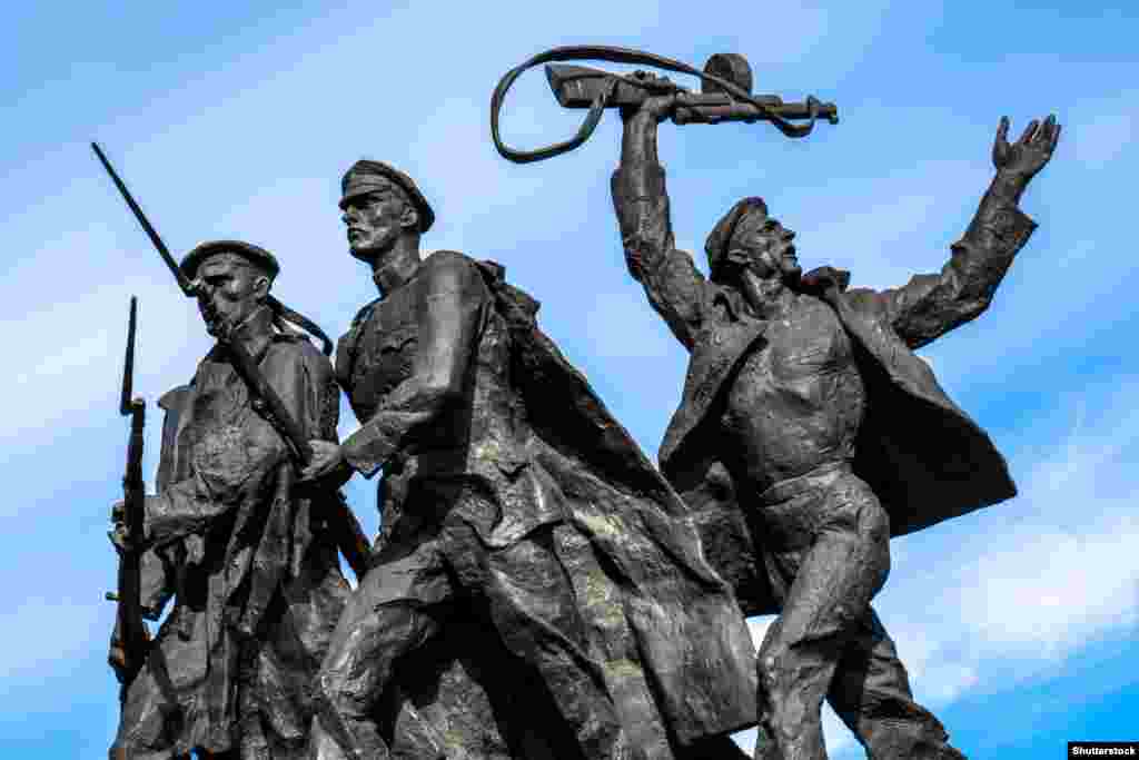 Statue of soldiers marching to war at the Monument to the Heroic Defenders of Leningrad in St. Petersburg.