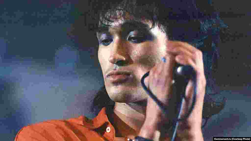 Viktor Tsoi was born in Leningrad in June 1962. His family heritage was Korean. He was kicked out of a Soviet art academy at the age of 15. Two years later, in 1979, he began writing songs.