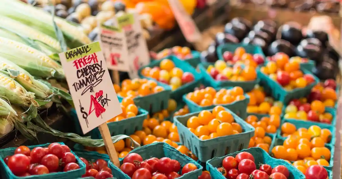 Market selling organic tomatoes