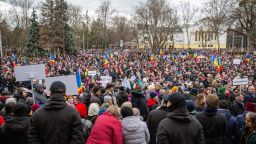 TOPSHOT - People take part in a protest against the Moldovan Government and their pro-EU President in Chisinau on February 19, 2023. - A couple of thousands of protesters gathered in downtown Chisinau answering the call made by 