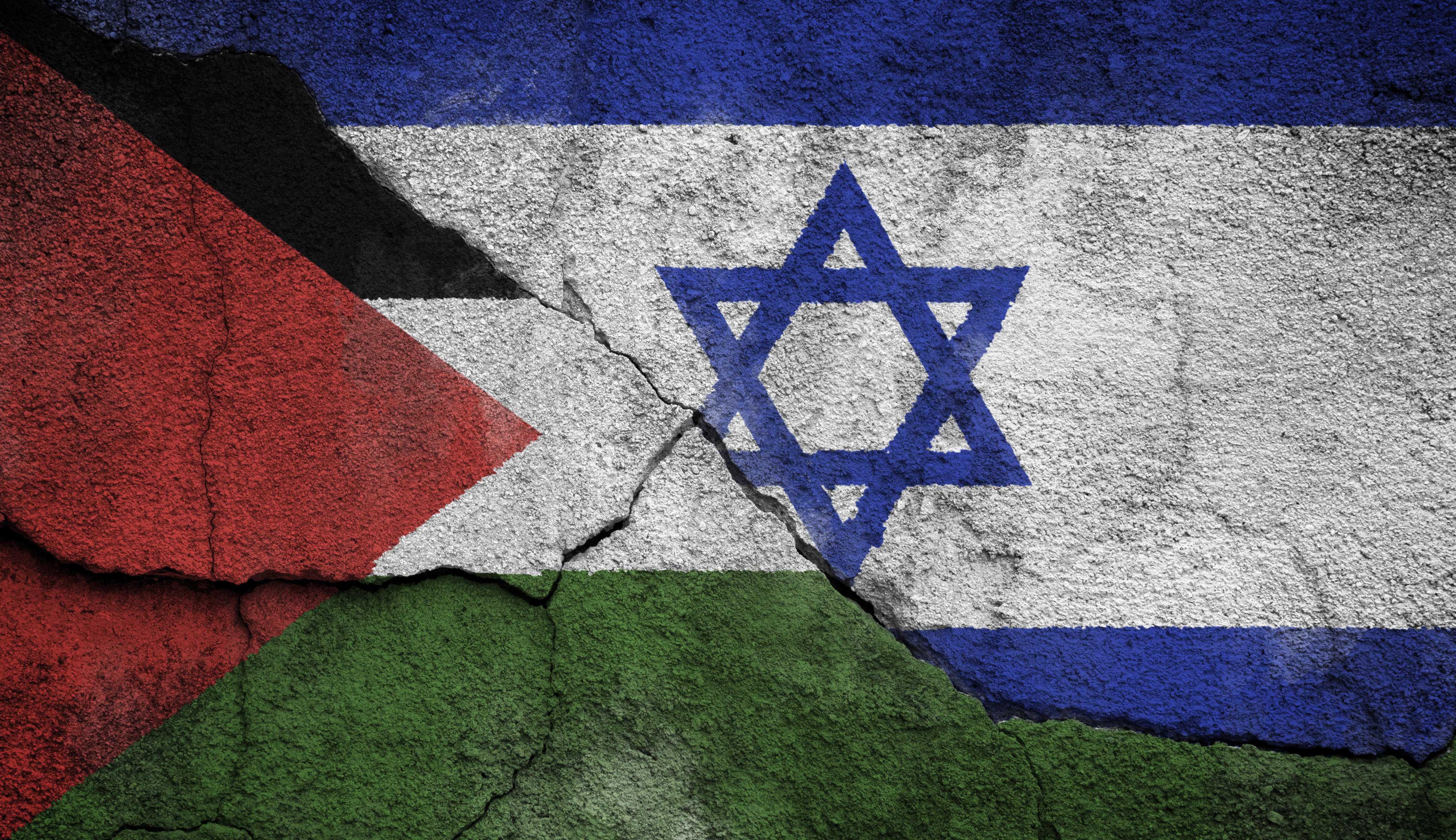 Israelische und palästinensische Flagge auf einer Betonwand, Flagge sind durch Riss getrennt.