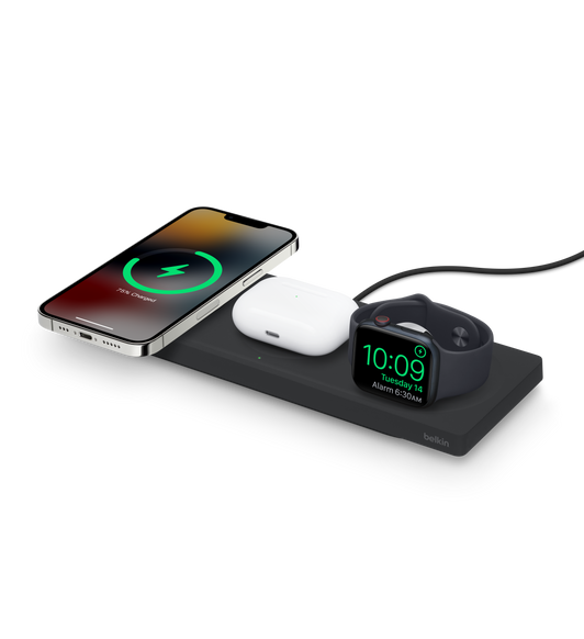 Das Belkin Boost Charge Pro 3-in-1 Wireless Charging Pad mit MagSafe kann gleichzeitig ein iPhone, ein kabelloses Case für AirPods und eine Apple Watch laden.