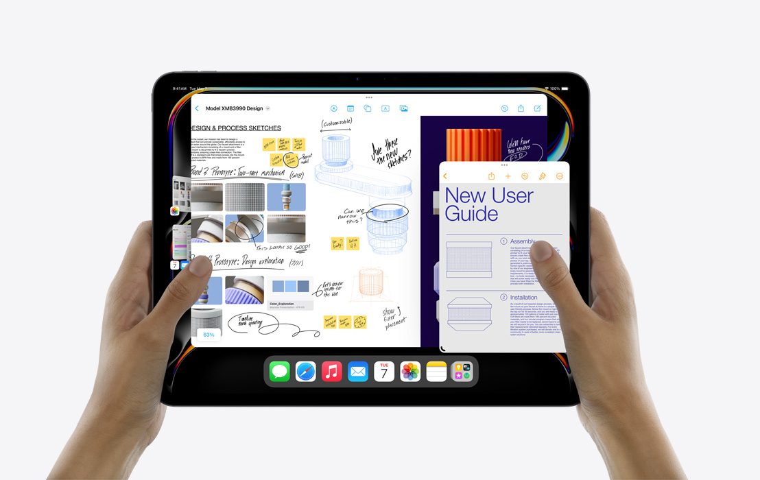 Două mâini care țin un iPad Pro prezentând Stage Manager pentru a efectua mai multe sarcini între Calendar, Freeform, Mail, Pages și aplicația Poze.