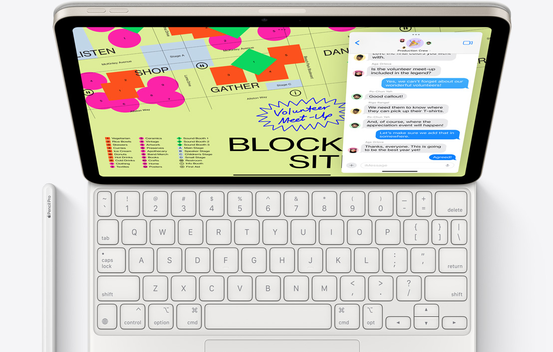 Vedere de sus a unui iPad Pro atașat la tastatura Magic Keyboard, cu un Apple Pencil Pro așezat lângă el.